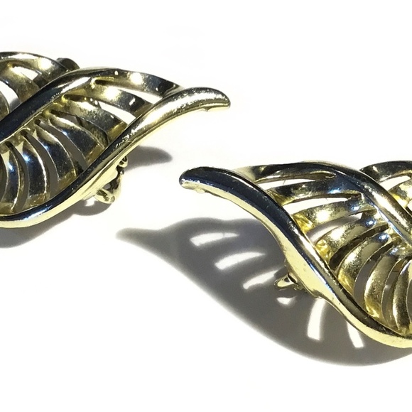 Vintage Signed Coro Modernist Gold Tone Leaf Clip Earrings - Picture 2 of 4